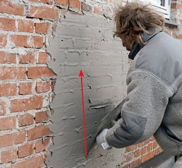 Tiiliseinän rappaus: Laasti levitetään ensin teräs-lastalla Tiiliseinän rappaus: Laasti levitetään ensin teräs-lastalla